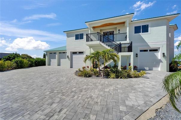 Attached, Exterior, Facade, Modern