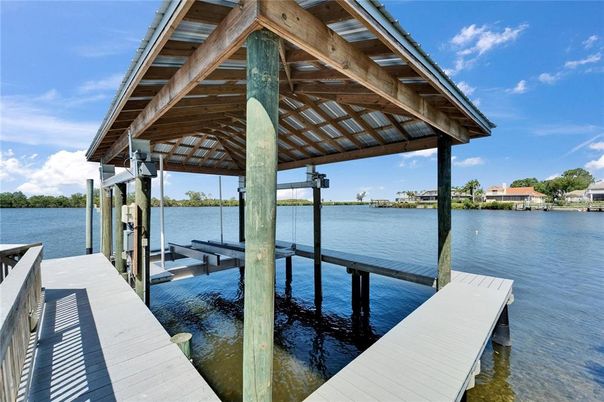 Exterior, Lake