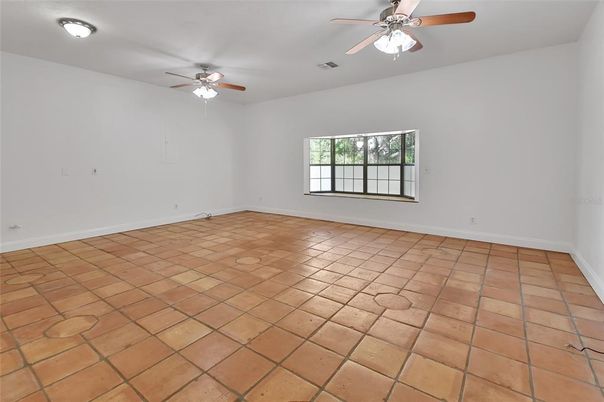 Empty room, Interior