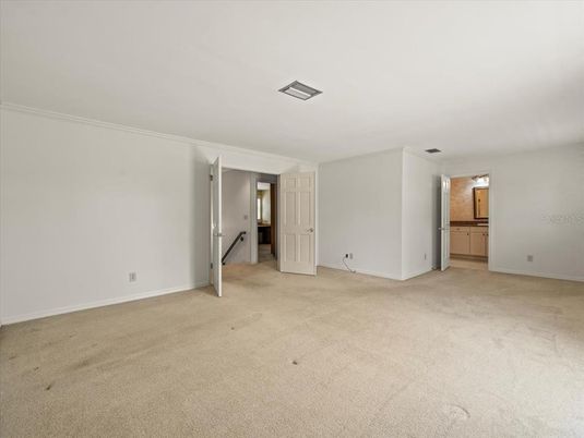 Empty room, Interior