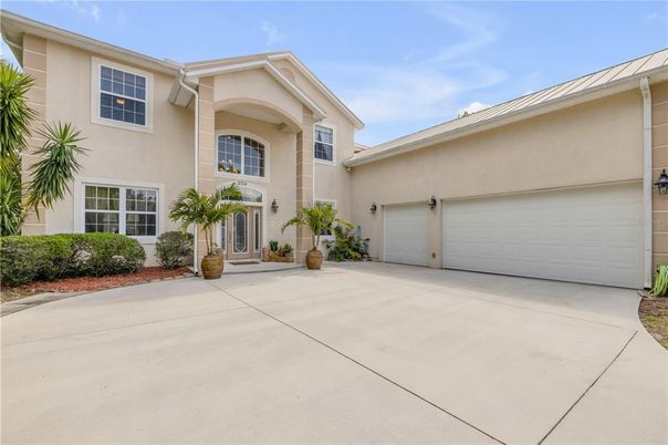 Attached, Exterior, Facade, Mediterranean