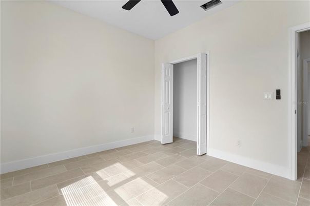 Empty room, Interior