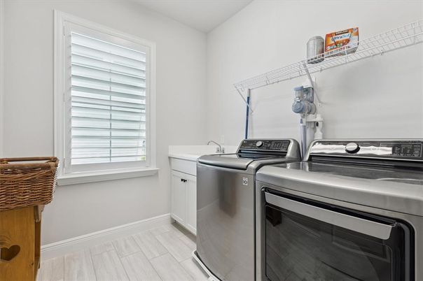 Interior, Washer, Wood Texture Flooring