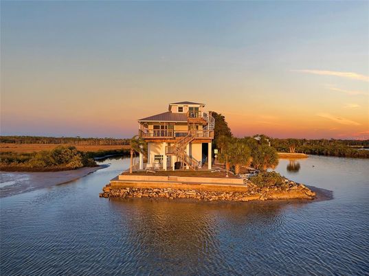 Exterior, Lake