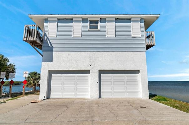 Attached, Exterior, Facade, Water, Modern