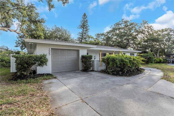 Attached, Exterior, Facade, Ranch