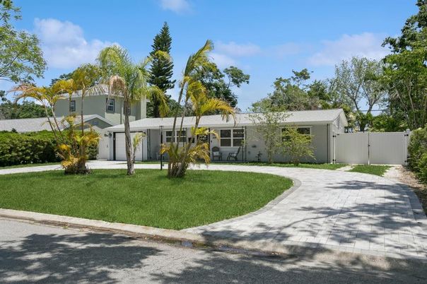 Attached, Exterior, Facade, Ranch
