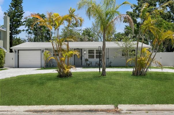Attached, Exterior, Facade, Ranch