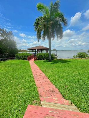 Exterior, Lake