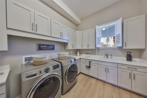 Interior, Washer, Wood Texture Flooring