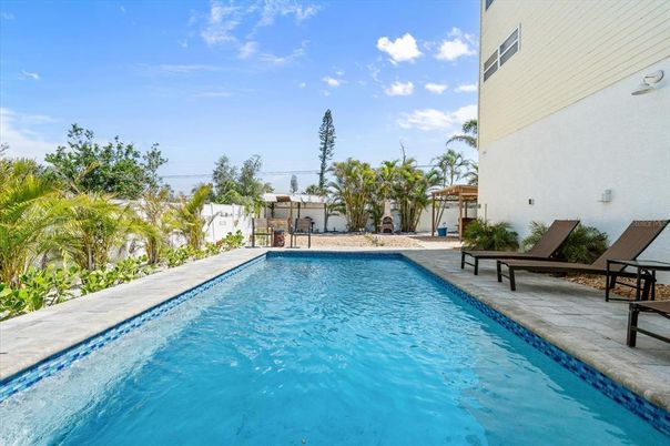 Exterior, Pool