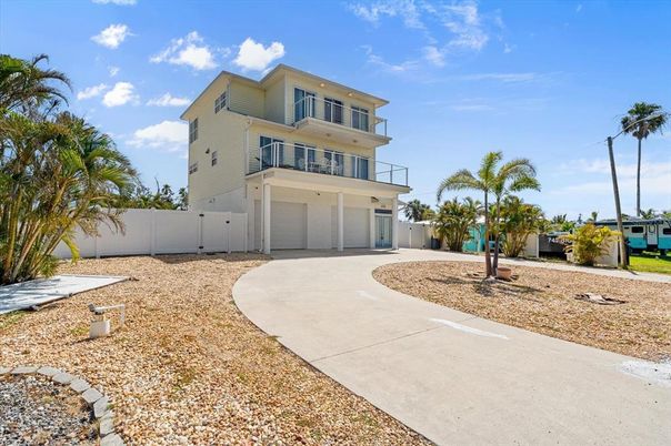Attached, Backyard, Exterior, Facade, Modern