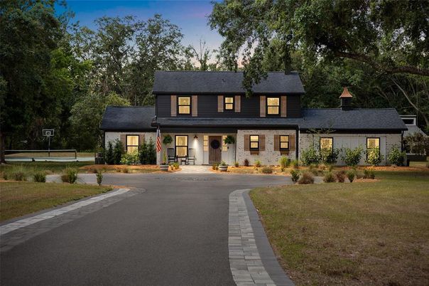 Exterior, Facade, Farmhouse