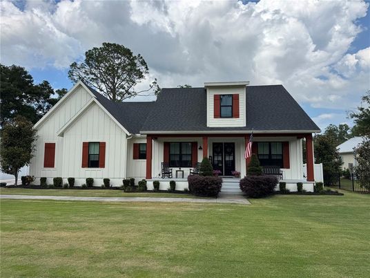 Exterior, Facade, Farmhouse