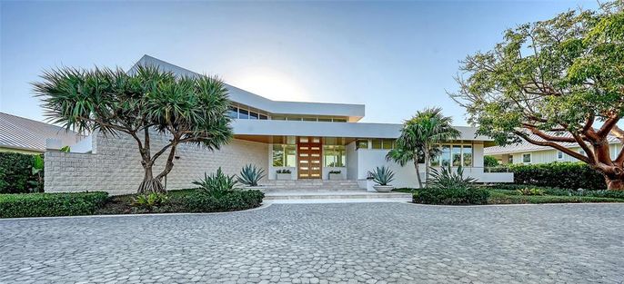 Exterior, Facade, Modern