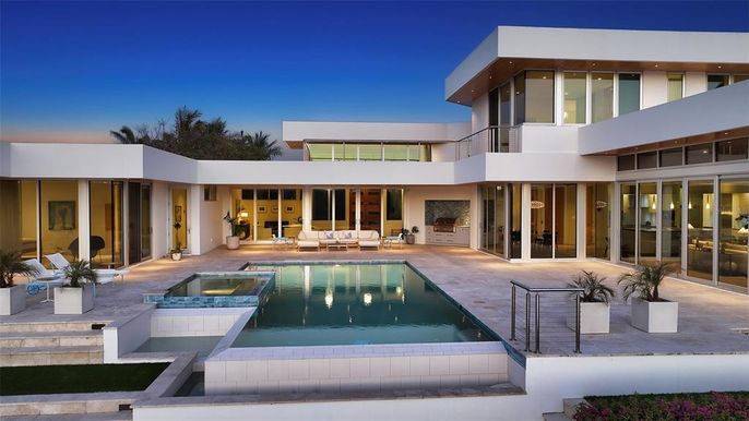 Exterior, Facade, Pool, Modern