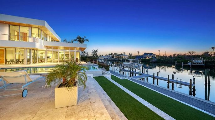 Exterior, Lake, Pool