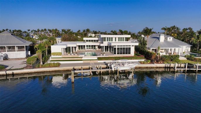 Exterior, Lake