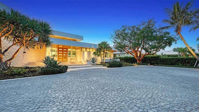 Backyard, Exterior, Facade, Modern