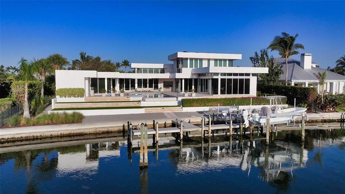 Exterior, Lake