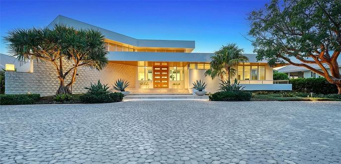 Exterior, Facade, Modern