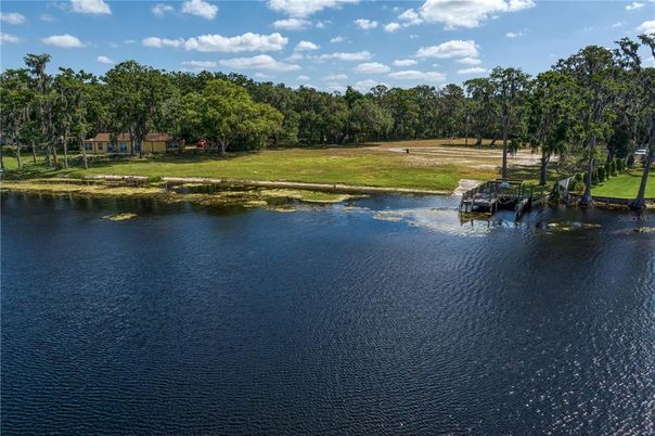 Exterior, Lake