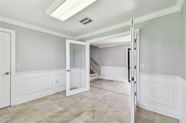 Empty room, Interior