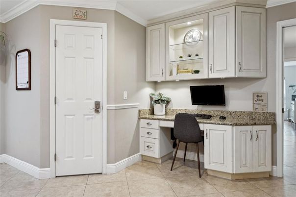 Home Office, Interior