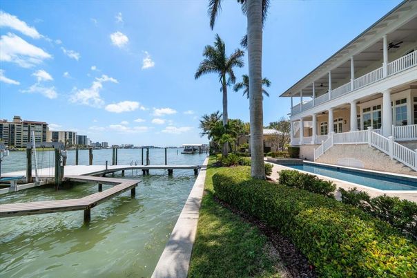 Exterior, Lake