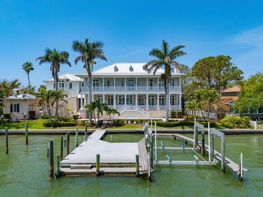 Exterior, Lake