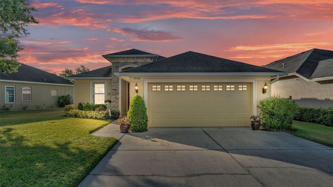 Attached, Exterior, Facade, Ranch