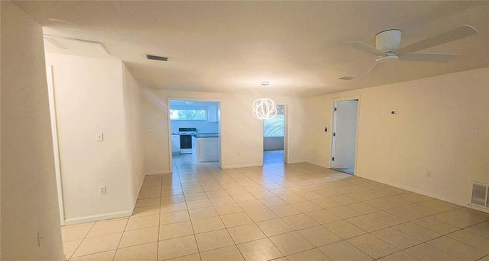 Empty room, Interior