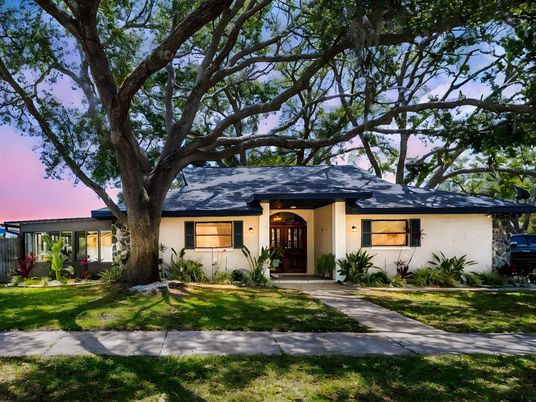 Backyard, Exterior, Facade, Ranch