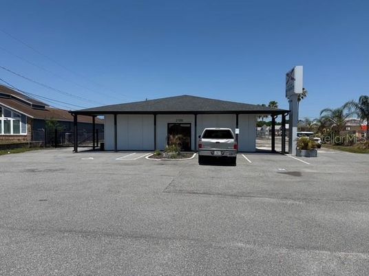 Exterior, Facade, Ranch