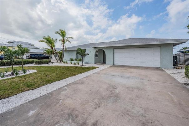 Attached, Exterior, Facade, Ranch