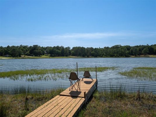 Exterior, Lake