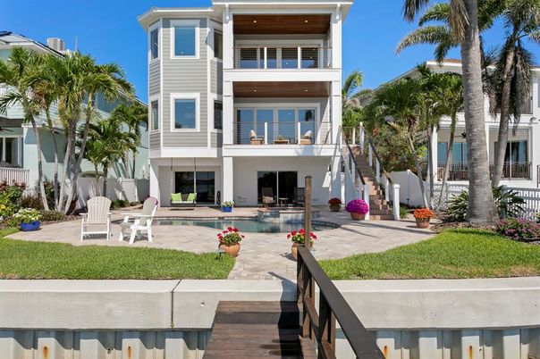 Exterior, Facade, Pool, Modern