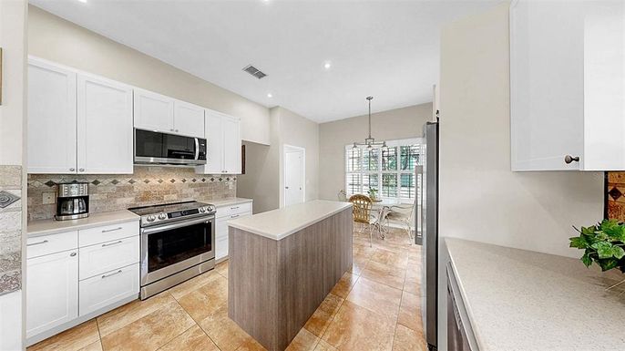 Dining room, Interior, Kitchen, Pendant Lights, Recessed Lighting, Stainless Steel Appliances