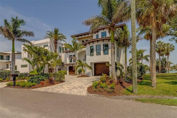 Attached, Exterior, Facade, Mediterranean