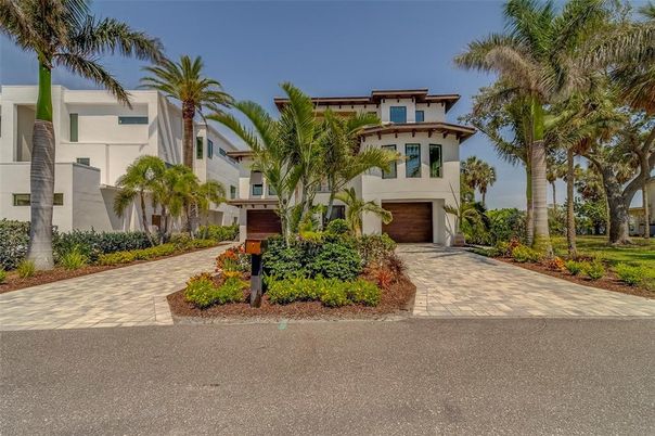 Attached, Exterior, Facade, Mediterranean