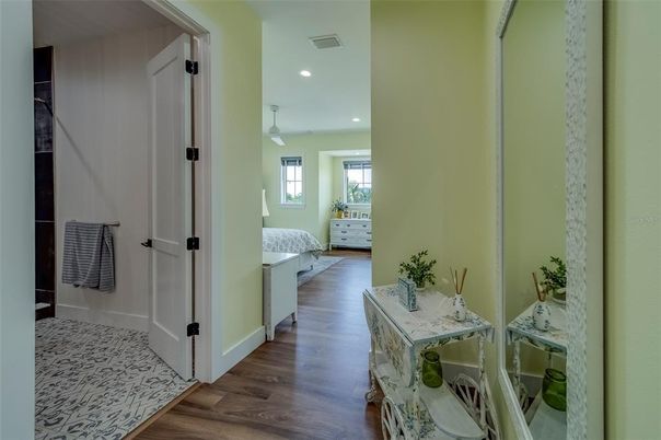 Interior, Recessed Lighting, Wood Texture Flooring