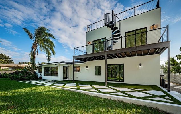 Backyard, Exterior, Facade, Modern