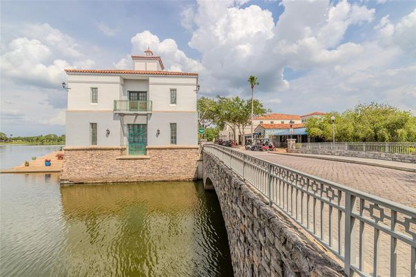Exterior, Lake