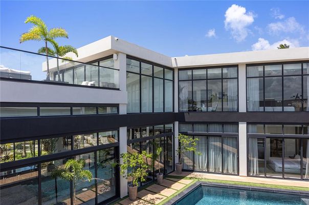 Exterior, Facade, Pool, Modern