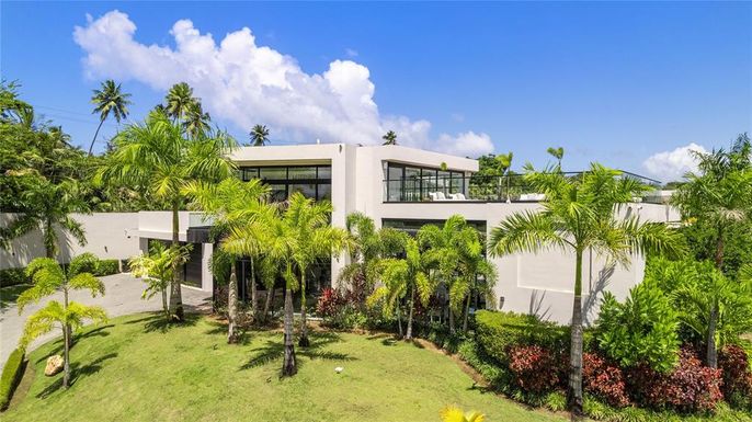 Backyard, Exterior, Facade, Modern