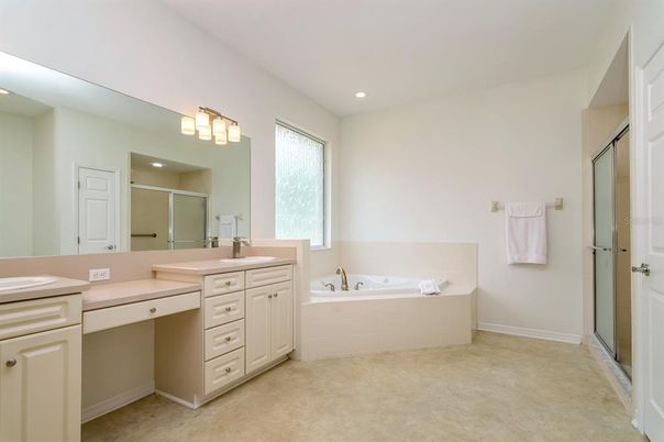 Bathroom, Dual Sink Vanities, Interior, Recessed Lighting