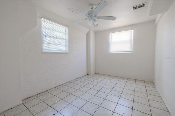 Empty room, Interior