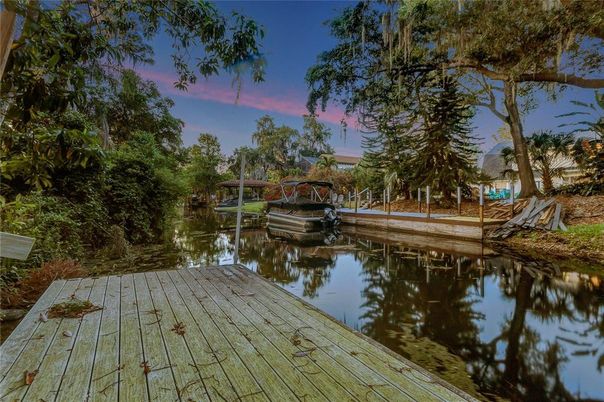 Exterior, Lake
