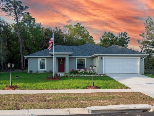 Attached, Exterior, Facade, Ranch