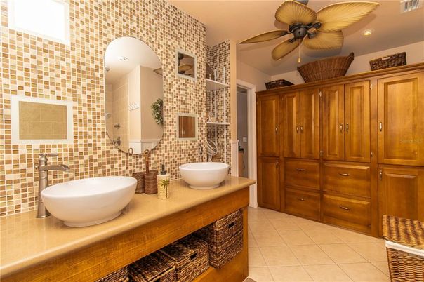 Bathroom, Dual Sink Vanities, Interior, Recessed Lighting